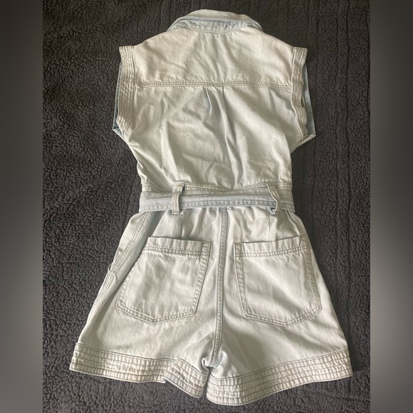 One piece. Jean shorts. Jumper. - Picture 2 of 3